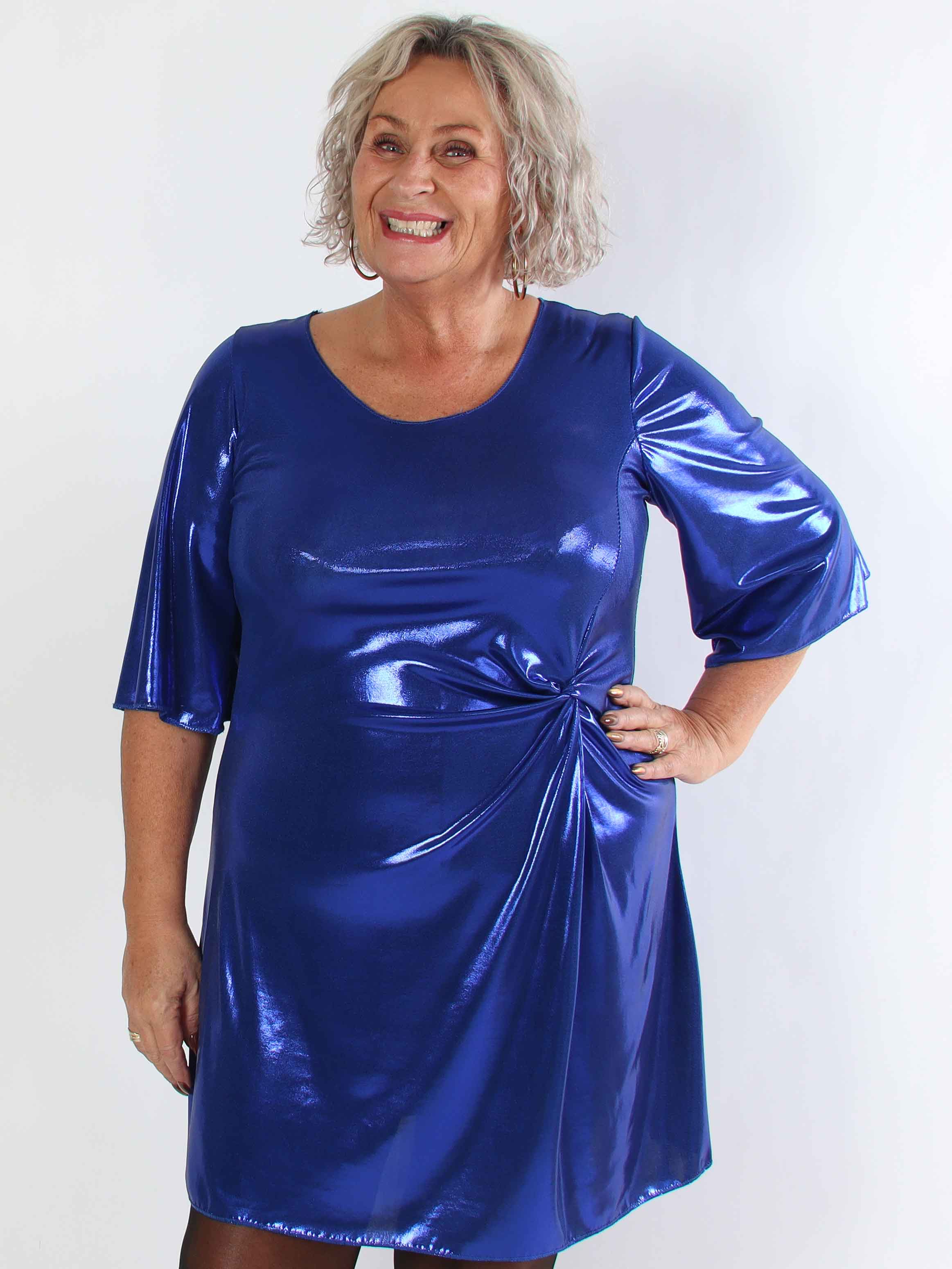 Roxy - Plus size kjole i shiny materiale med elegant knudedetalje